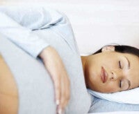 Mulher grávida dormindo: a proximidade do nascimento pode interferir no sono no terceiro trimestre de gestação