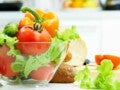 Tigela de salada com tomates, alface e pimentão: a alimentação balanceada no tratamento da osteoartrite é recomendável e importante