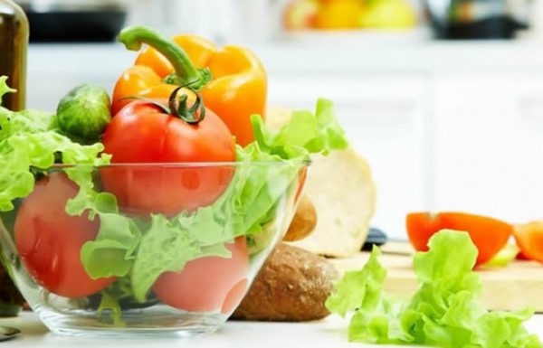 Tigela de salada com tomates, alface e pimentão: a alimentação balanceada no tratamento da osteoartrite é recomendável e importante