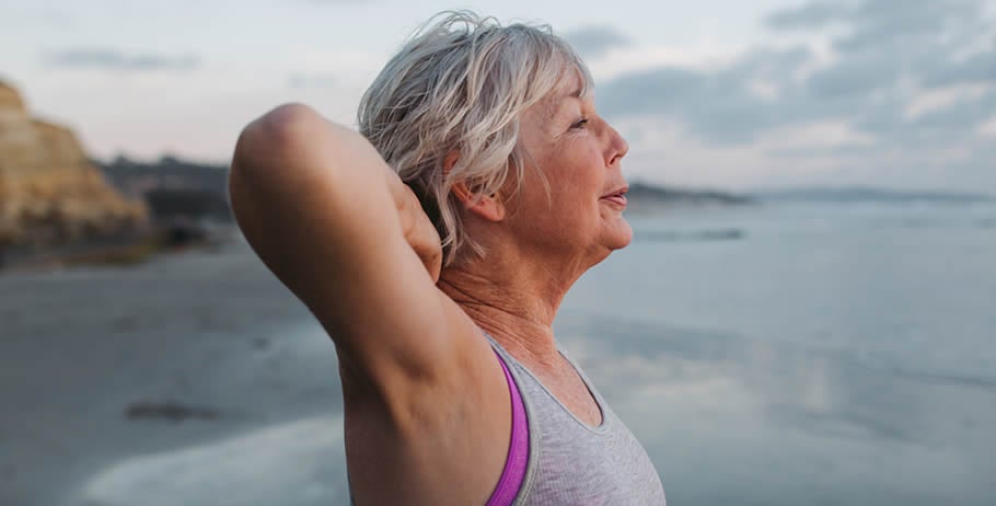 Mulher idosa fazendo exercícios na praia. O hipotireoidismo é a doença mais frequente da tireoide, principalmente após os 40 anos.