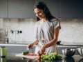 Mulher preparando refeição saudável em casa