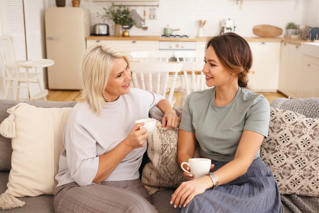 Amigas conversam e compartilham sentimentos: a menopausa ainda permanece um assunto tabu.